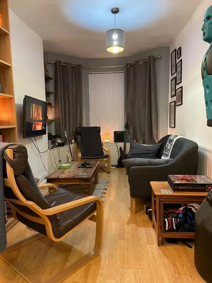 Home Away From Home 家外之家 D Belfast